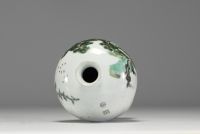 Chine - Vase en porcelaine polychrome à décor de pins et de personnage, marque sur la pièce, XIXème.