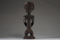 Afrique RDC - Statue d’ancêtre Hemba Singiti en bois sculpté, belle patine crouteuse, Congo RDC, début XXème.