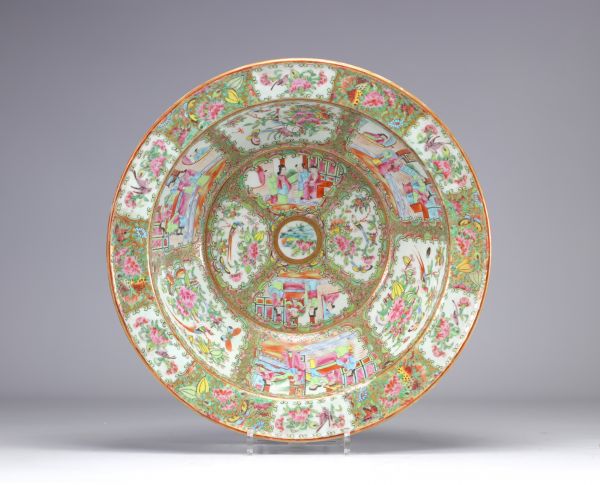 Grand bassin en porcelaine de canton à décor de personnages du XIXe siècle