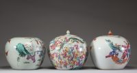 Chine, XIXe siècle — Lot de trois vases couverts en porcelaine de la famille rose, décor aux personnages et aux cent enfants