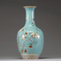 Vase balustre en porcelaine émaillée turquoise à décor de pêches et papillons, Chine, marque apocryphe de Qianlong