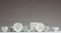 Chine - Ensemble de diverses porcelaines de la famille rose, composé de bols, de pochons et d'assiettes (28 pièces)