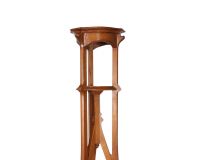 Travail Art nouveau belge – Sellette en bois blond  Élégante sellette en bois blond, typique de l’Art nouveau belge, caractérisée par une grande légèreté visuelle et une précision d’exécution remarquable. Chaque pied est orné d’une séquence de trois ouvertures circulaires, disposées de manière proportionnelle, du plus petit au plus grand – un motif répétitif et structuré qui renforce l’unité visue