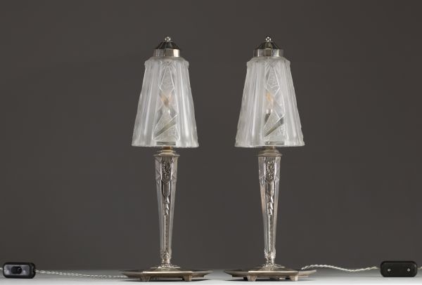MULLER Frères Lunéville - Paire de lampes Art Déco en verre moulé pressé stylisée et pieds en bronze argenté, signées.