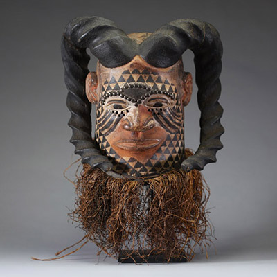 Afrique RDC - Masque Heaume Kuba en bois, cornes, raphia et clous de tapissier, Congo RDC.