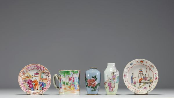 Chine - Ensemble de différentes pièces en porcelaine polychrome et un vase en émail cloisonné.