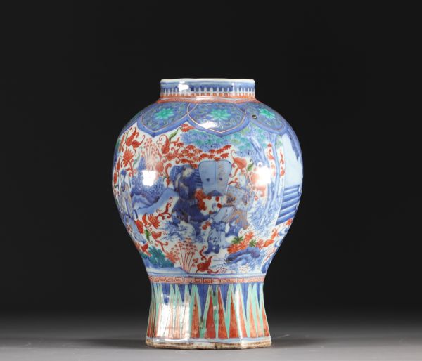 Chine - Vase en porcelaine polychrome à décor de personnages et paysage, époque transition.