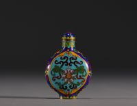 Chine - Tabatière en émail cloisonné à décor floral.