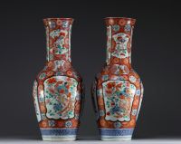 Japon - Paire de vases Imari à décor de fleurs et de guerriers Samouraï, fin XIXème.