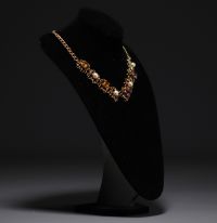 Collier en or jaune 18k, améthyste, saphir jaune de tailles octogone et perles naturelles.