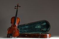 Ensemble de deux beaux violons d'études et deux archets dans leurs coffres en bois, France, vers 1900.