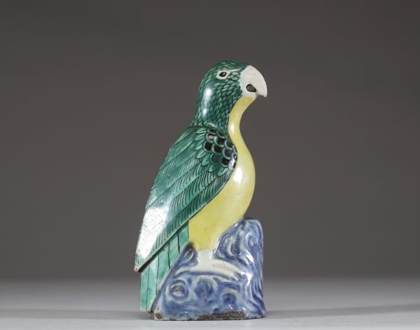 Chine – Statuette de perroquet en porcelaine émaillée polychrome, probablement famille verte, XVIIIe siècle  Ravissante statuette figurant un perroquet perché sur un rocher stylisé, en porcelaine émai