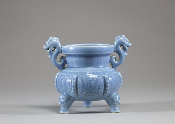 Chine - Brule parfum tripode en porcelaine bleu lavande à décor de Dragons sous glaçure, marque Quianlong sous la base