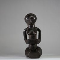 Porteuse de coupe Mboko Luba, RD Congo. Bois relativement léger. Forme résolument moderniste avec une coupe rectangulaire. Patine sombre. H : 35 cm. Collecté sur site par A.S., St Idesbald, début des années 1950
