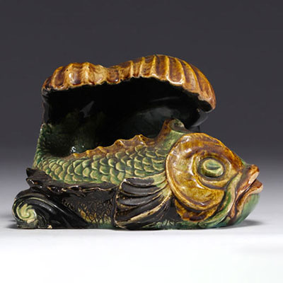 Sculpture en grès émaillé représentant une carpe, travail asiatique du XIXe siècle.