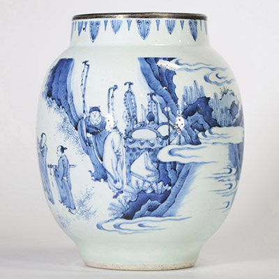 Chine, période Transition, XVIIe siècle Vase balustre en porcelaine bleu blanc à décor de dignitaires et immortels dans un paysage montagneux