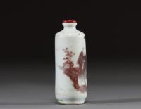 Chine - Tabatière en porcelaine rouge en fer sur fond blanc à décor de personnages, dynastie Qing.