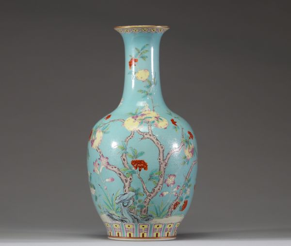 Vase balustre en porcelaine émaillée turquoise à décor de pêches et papillons, Chine, marque apocryphe de Qianlong
