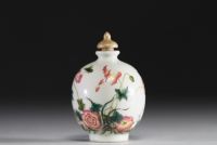 China - Tobacco flask in pink family polychrome porcelain decorated with flowers and butterflies, mark de Qianlong.