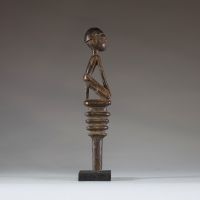 Afrique RDC - Sceptre Pende figuratif en bois sculpté, première moitié XXème.