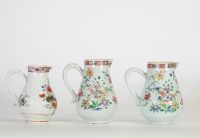 Lot composé de trois verseuses en porcelaine de Chine famille rose à décor floral polychrome, époque Qianlong, XVIIIe siècle.