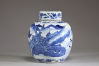 Chine - Potiche couverte en porcelaine blanc bleu à décor de paysage montagneux, de personnages et de buffle, XIXème.