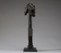 Afrique - Figure de reliquaire Mbumba Kota Sango, en bois sculpté, cuivre et clous de tapissier, Gabon, début XXème ou antérieure.