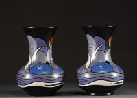 Zénith Gouda Meeuw - Paire de vases en faïence polychrome à décor de Mouettes, dessin de Willem Stuurman, exécuté par Zenith, Gouda, Pays-Bas, vers 1930.