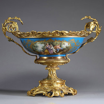 Sèvres - Grande coupe en porcelaine à décor floral peint, dorures et scène galante sur fond bleu céleste, monture bronze doré, XIXème.