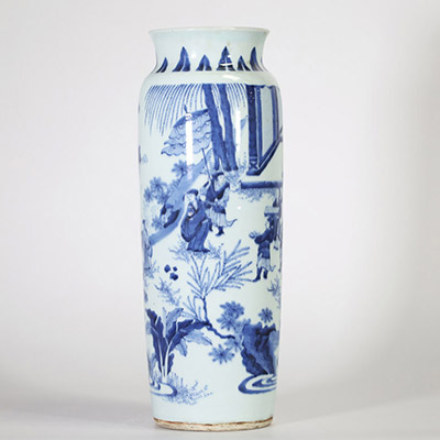 Chine, époque Transition, grand vase en porcelaine bleu et blanc à décor continu de dignitaires, serviteurs et lettrés dans un paysage de montagnes et de rivières animé de pavillons et de pins.