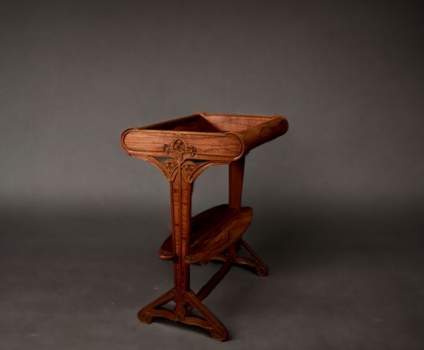 Louis MAJORELLE (1859-1926) attr. à - Table en placage de ronce de noyer, d'époque Art Nouveau.