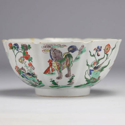 Bol en porcelaine à décor de fleurs et de chiens d'époque Kangxi (1661-1722), marque sous la pièce.