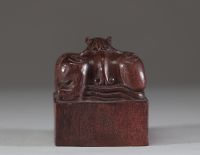 Chine – Sceau en bois sculpté, orné d’un dragon couché, dynastie Qing