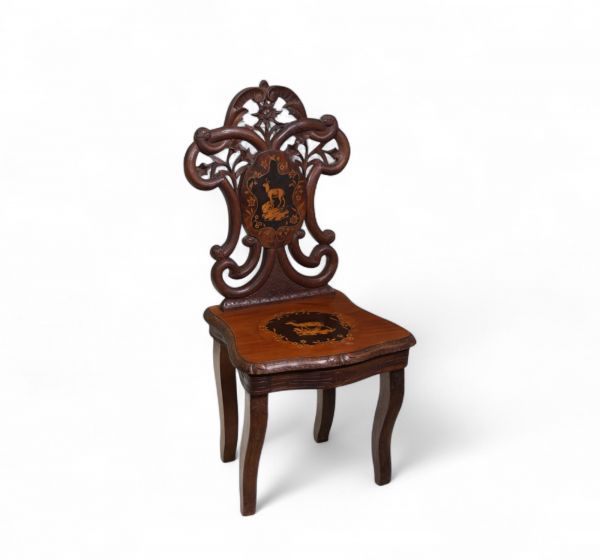 Chaise musicale d'enfant en bois sculpté et marqueté, travail de la Forêt Noire, époque XIXème.