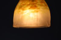 DAUM Nancy - Louis MAJORELLE (1859-1926) Lampe tulipe en verre marmoréen sur monture en fer forgé martelé, signée.