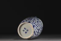 Chine - Vase en porcelaine bleu blanc à décor de dragons, époque Qing.