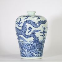 Chine, époque Ming, vase de forme meiping en porcelaine bleu et blanc à décor de dragons évoluant parmi les nuées et les flots tumultueux.