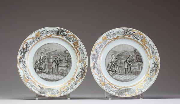 Chine – Paire d’assiettes en porcelaine de la Compagnie des Indes à décor peint en grisaille d’une scène villageoise, XVIIIe siècle  Paire d’assiettes en porcelaine à décor en grisaille et rehauts dor