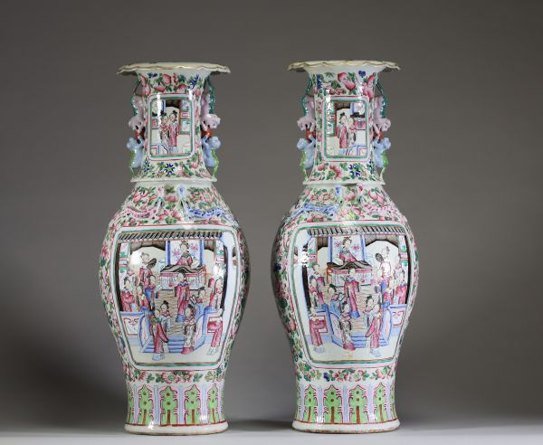 Chine - Paire de grands vases en porcelaine polychrome famille rose à décor de courtisanes, de pêches et de fleurs, dynastie Qing, XIXème.