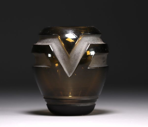 MULLER Frères Lunéville - Petit vase Art Déco en verre teinté brun et sablé.