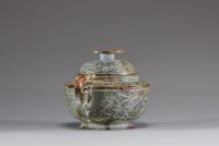 Chine - Brûle parfum couvert en jade vert brun patiné, anses en forme de Dragons ou de Chimères, époque Ming ou antérieure.