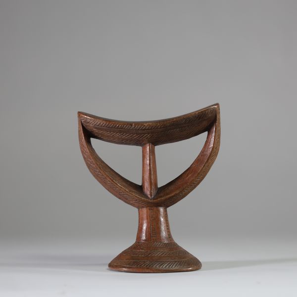 Appuie nuque Oromo, Ethiopie. Bois, nombreux motifs finement incisés. Usure de la surface due à l’utilisation prolongée. Ex galerie art tribal, Bruxelles . Début XXème ou antérieur. H : 18 cm
