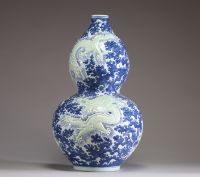 Chine - Rare vase double gourdes en porcelaine, décor en relief à engobe céladon de Dragons Impériaux sur fond nuageux blanc bleu, marque Kangxi sous la pièce.
