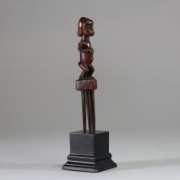 Peigne Luba, RD Congo, bois, patine sombre. H : 17 cm