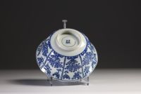 Chine - Bol polylobé en porcelaine blanc bleu à décor floral, marque et époque Kangxi.