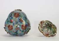 Rare brûle-parfum en bronze cloisonné en forme de fruit stylisé à couvercle ajouré, décor de rinceaux multicolores sur fond turquoise