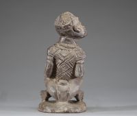 Afrique RDC - Statue funéraire « Ntadi» Bakongo représentant une maternité assise, Congo RDC, début XXème ou antérieure.