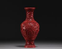 Chine - Ancien vase en laque de cinabre à décor de personnages.