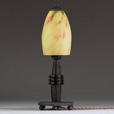 DAUM Nancy - Lampe de table Art Nouveau en verre à coloration intercalaire, partiellement moucheté, piétement en métal martelé, signée Daum Nancy.