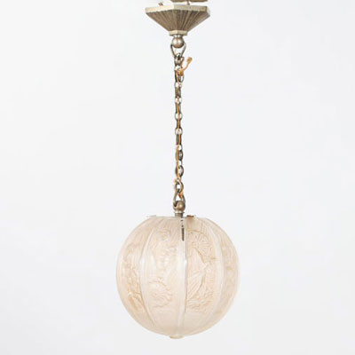 Charles-Louis HETTIER (1868-) et Calixte VINCENT (1876-1945) - Art Deco suspension lamp, stylized pressed moulded glass globe and nickel-plated brass chain, signed.